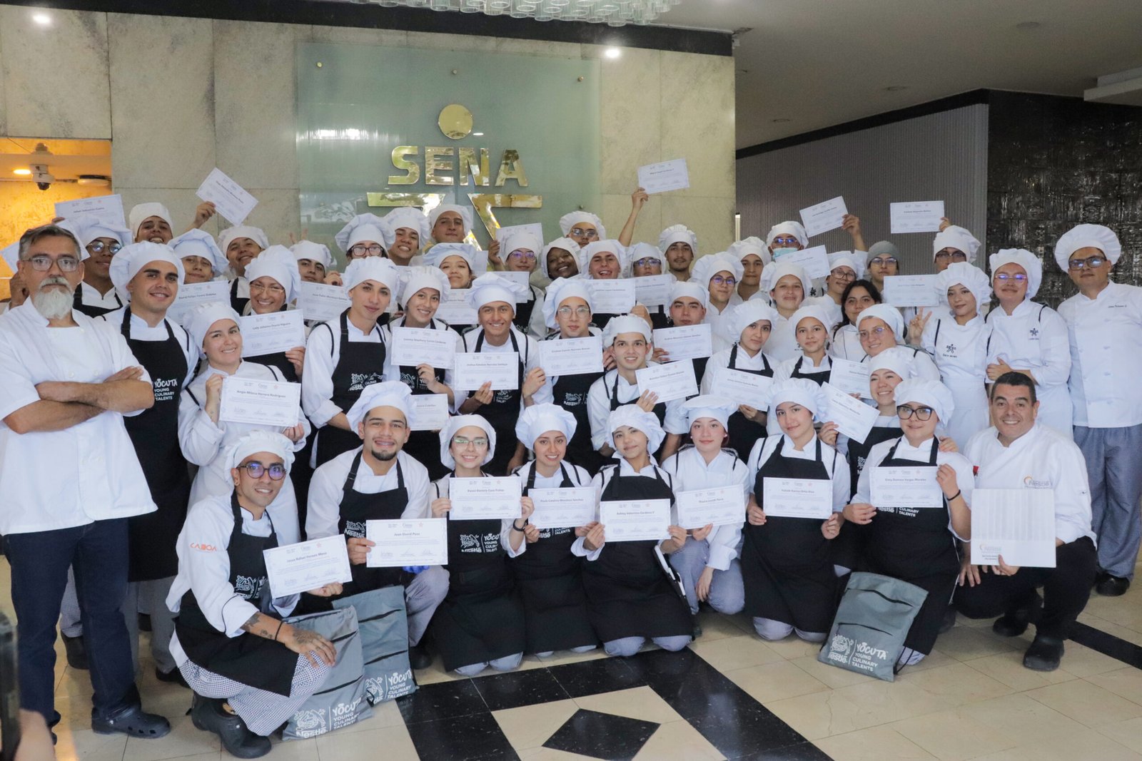 100 JÓVENES SE GRADÚAN EN BARISMO Y CULINARIA EN EL MARCO DE LA ALIANZA ENTRE NESTLÉ COLOMBIA Y EL SENA