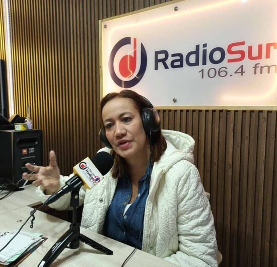 Carolina Corcho en los micrófonos de la radio comunitaria: el futuro de las reformas, la presidencia de Iván Cepeda y la democratización de los medios.