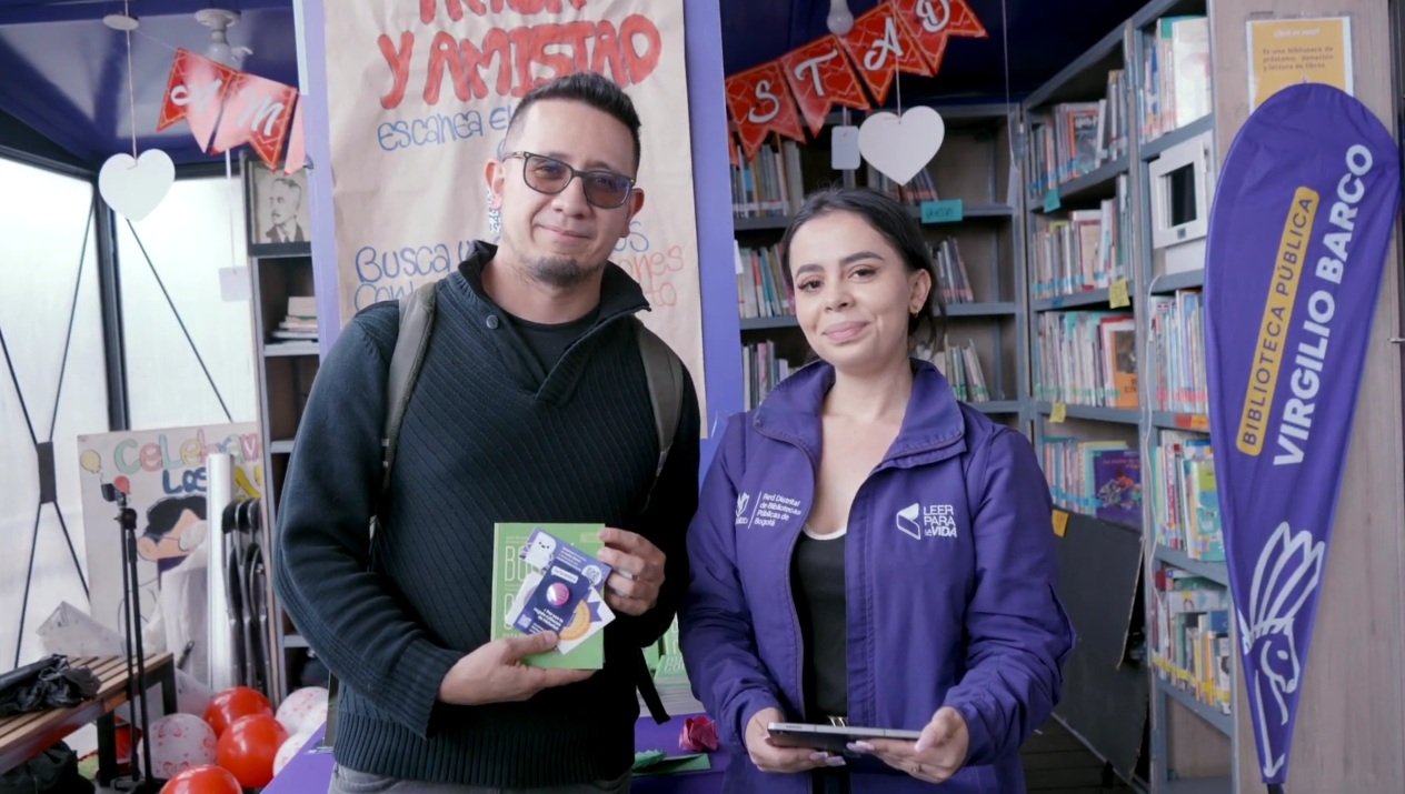 Lecturas en Movimiento: El Transporte Público de Bogotá se Transforma en una Biblioteca Digital